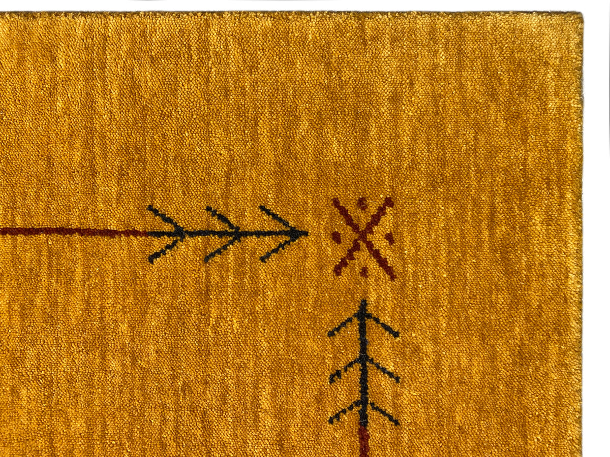 Loom Luri Teppich Detail: senfgelbe Fläche mit dunklem Ornament in der Mitte