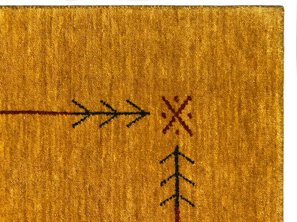 Loom Luri Teppich Detail: senfgelbe Fläche mit dunklem Ornament in der Mitte