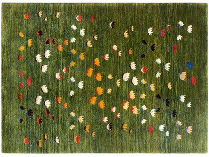 Nahaufnahme: Olivgrüner Teppich mit vielen bunten Blumenmotiven und Struktur