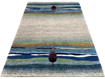 Teppich mit horizontalen Streifen in Blau, Grün und Beige und zwei burgunderfarbenen Tropfen