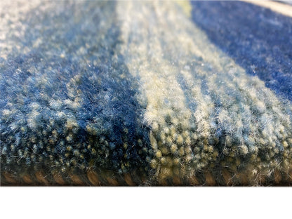 Teppich-Anschnitt mit blauem, beigem Webmuster und dunkler Kante