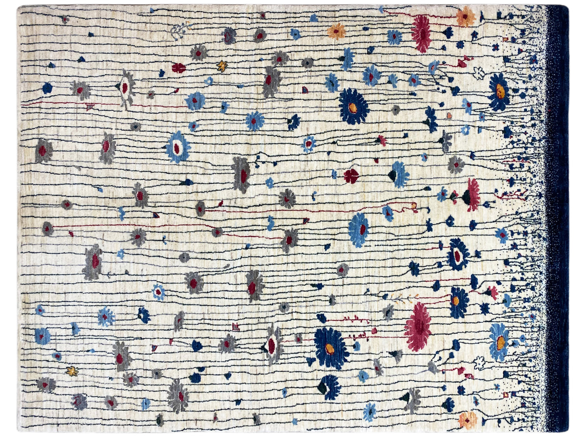 Rechteckiger Luri-Teppich mit tiefblauem Rand, cremefarbener Fläche und bunten Mustern