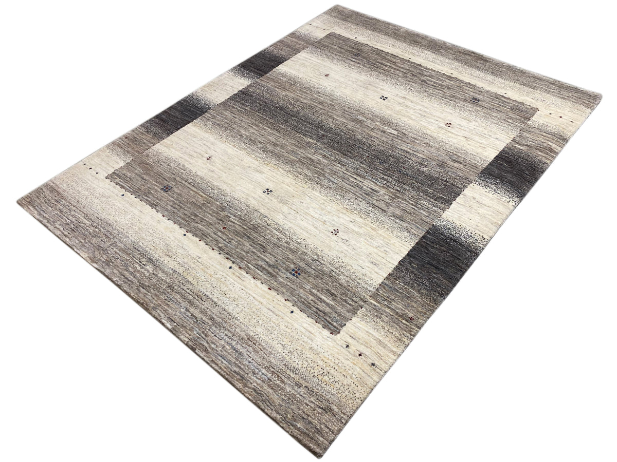 Gabbeh-Luri-Teppich 197x147 mit hellem Untergrund und dunkleren grauen Flächenstreifen
