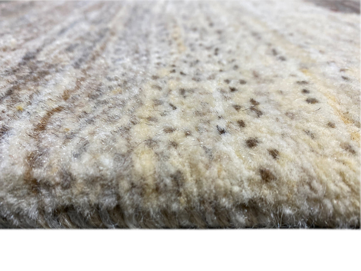Nahansicht: Gabbeh-Luri-Teppich 197x147 mit flauschiger Floroberfläche in Beige und Grau