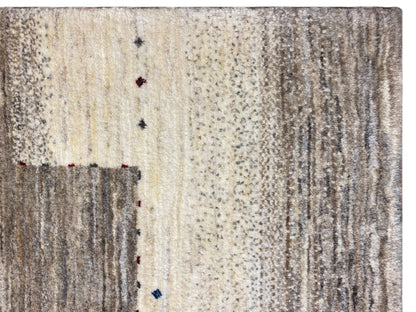 Nahansicht: Gabbeh-Luri-Teppich 197x147 mit dichter Struktur, beige-grau und kleinen Farbpunkten