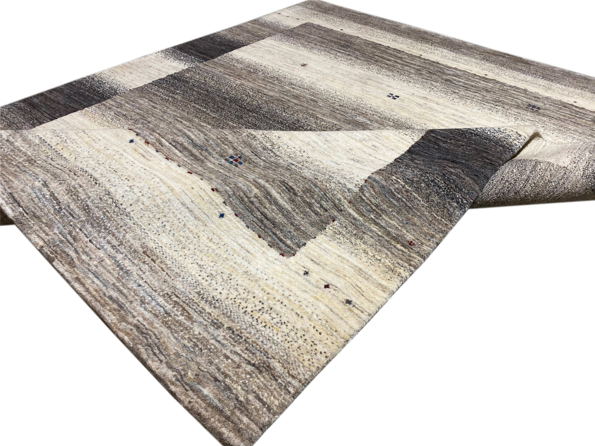 Gabbeh-Luri-Teppich 197x147 mit abstraktem Streifenmuster, beige und dunkelgraue Zonen