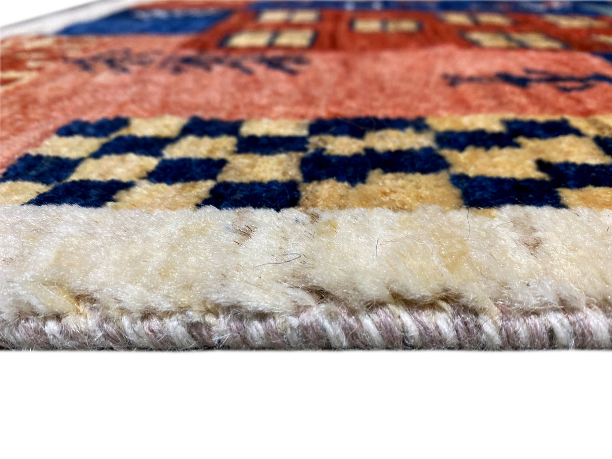 Gabbeh-Luri rug 158x86 cm: close-up of the pile edge with a cream-colored border