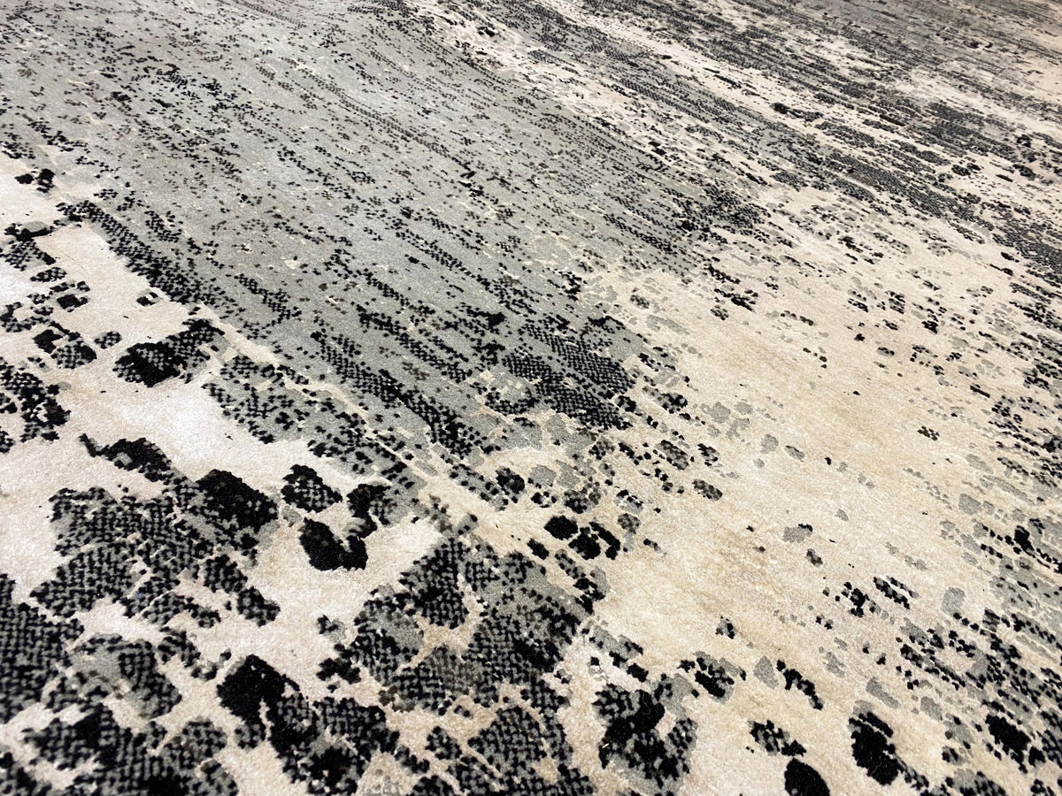 Nahaufnahme: Gabbeh-Luri-Teppich 303x250 mit dichtem Sprenkelmuster in Grau und Hellbeige