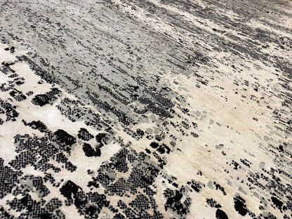 Nahaufnahme: Gabbeh-Luri-Teppich 303x250 mit dichtem Sprenkelmuster in Grau und Hellbeige