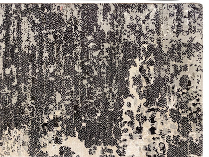 Nahaufnahme: Gabbeh-Luri-Teppich 303x250 mit texturierten Punkten und Linien in Grau/Beige