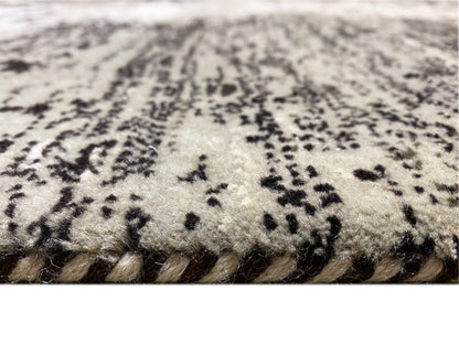 Nahaufnahme vom Rand: Gabbeh-Luri-Teppich 303x250 mit strukturiertem Flor und Muster
