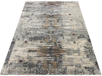 Gabbeh-Luri rug: light gray with a central ornament and subtle accents of color