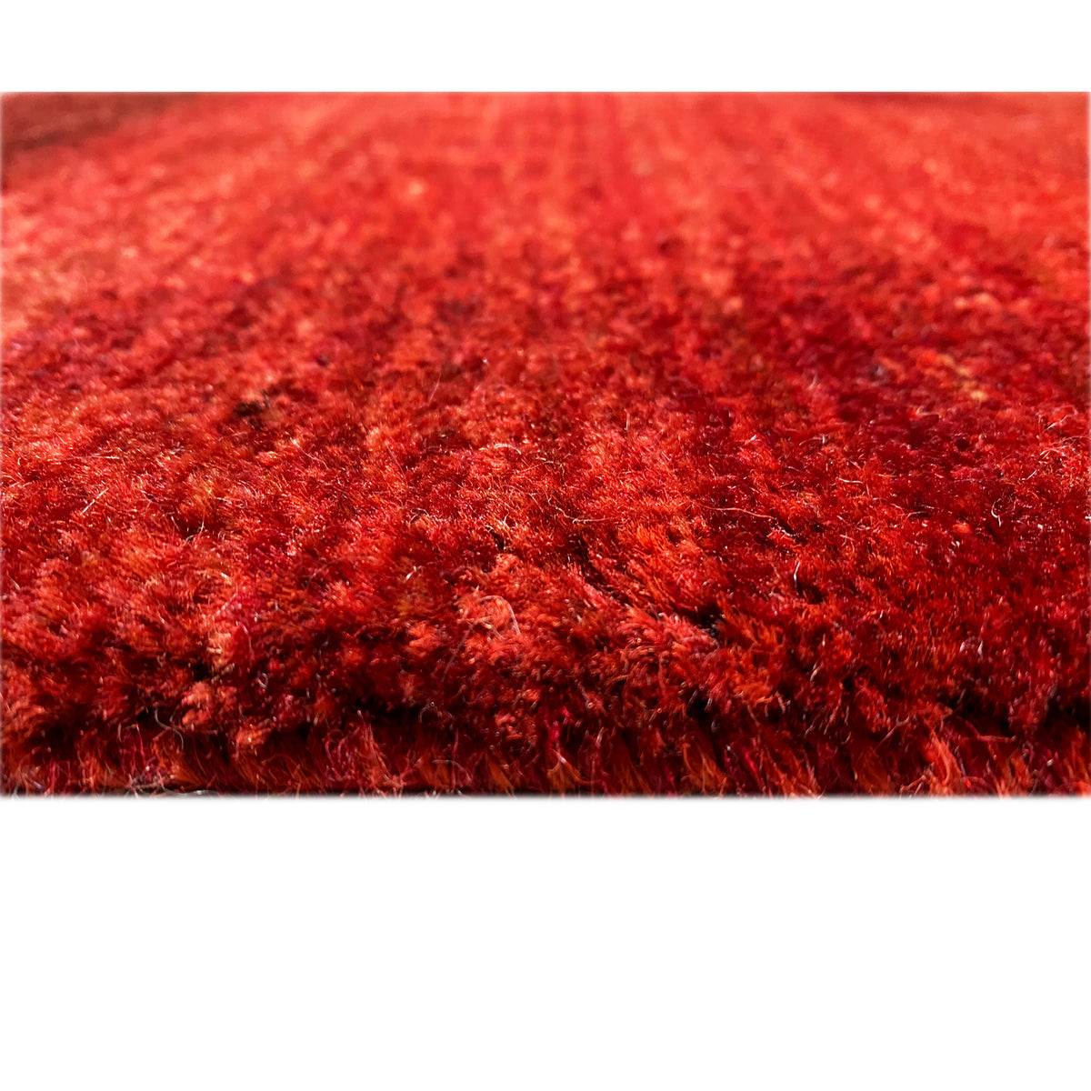 Gabbeh Luri rug in red: close-up of the pile and knot structure in detail
