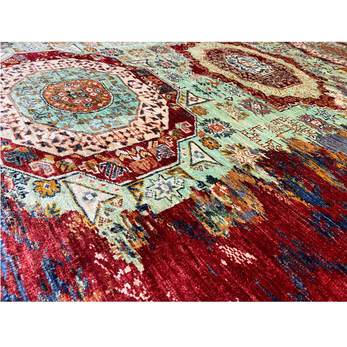 Hand-knotted Mamluk rug, close-up of the woven structure: turquoise-blue and red ornaments