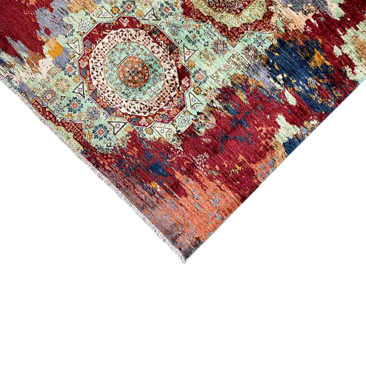 Hand-knotted Mamluk rug, edge view: red pattern with medallion and fringe