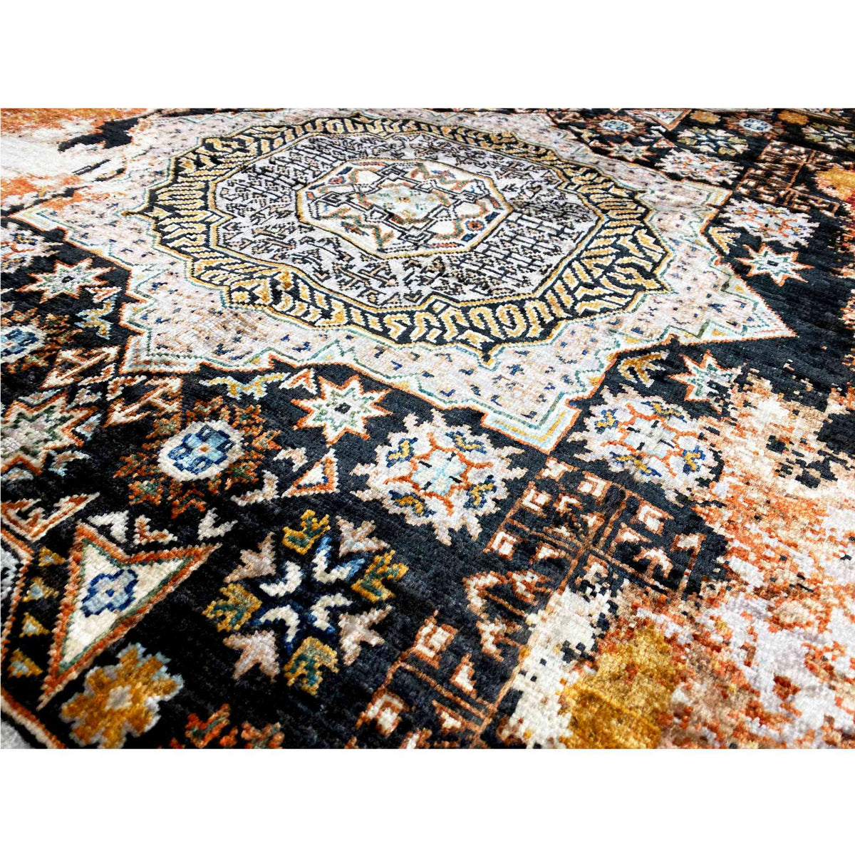 Close-up: rug with a delicate pattern and a central beige and black medallion