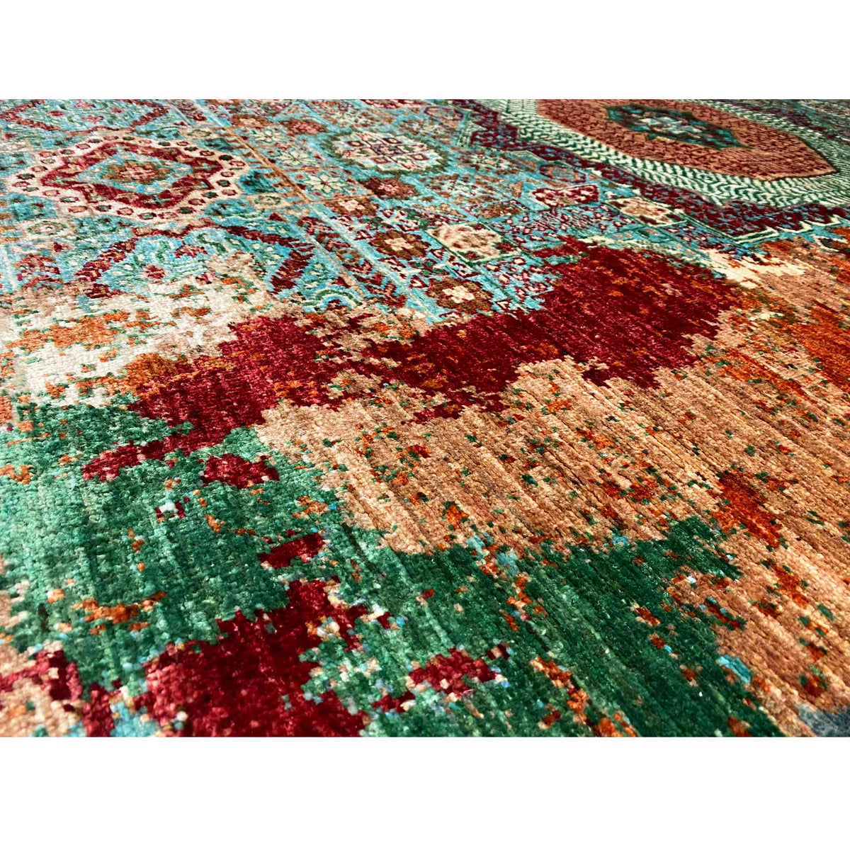 Close-up of the pile: Mamluk carpet with finely woven, multicolored ornamentation