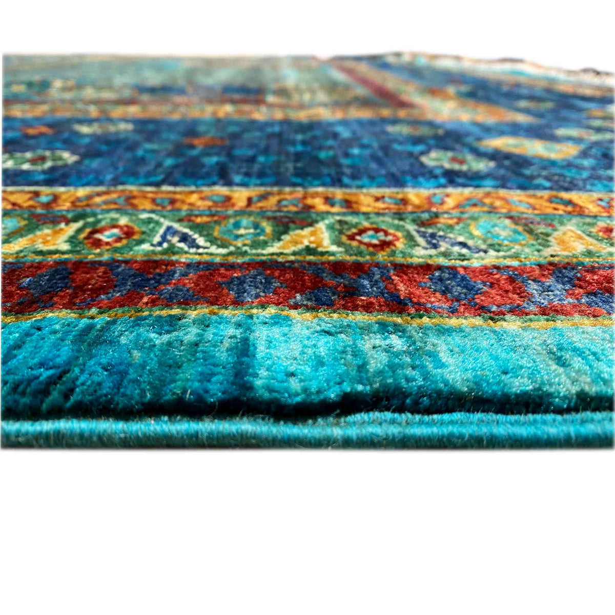 Hand-knotted Mamluk carpet: side view of the pile with a multicolored pattern at the edge