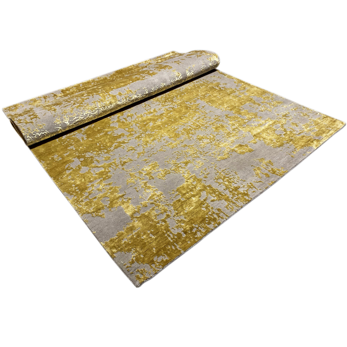 Rug with curved edges in a diagonal design, featuring a gray-gold vintage pattern and pile.