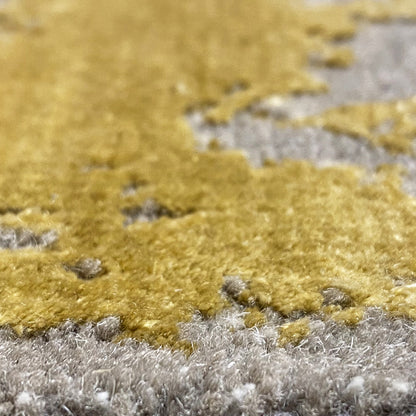 Short-pile rug in mustard and gray tones, with irregular spots