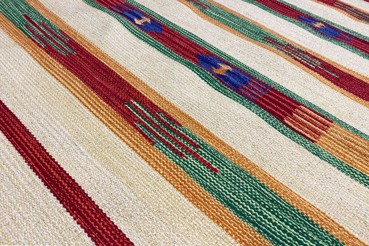 Detailed view of the Samak kilim rug: fine weave and striped pattern in colors