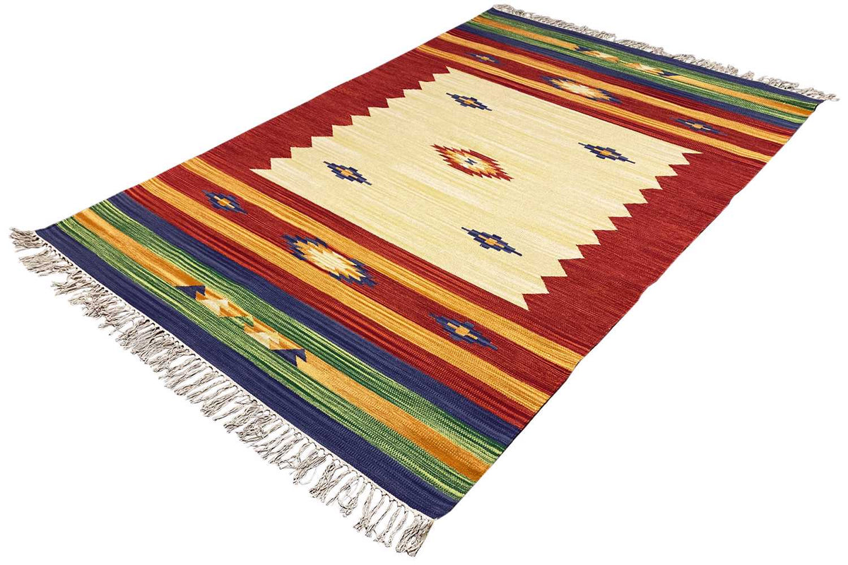 Kilim rug diagonal: beige surface with zigzag motifs, red border, and fringes