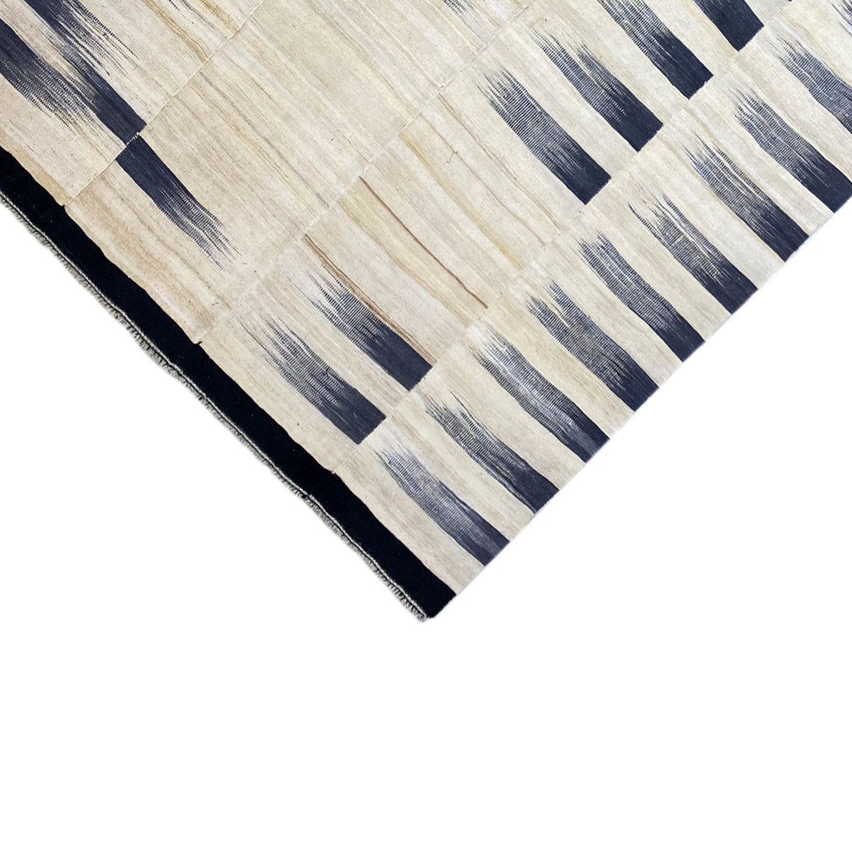 Corner Persian kilim 315x198 cm: cream-colored patterned field with dark blue border