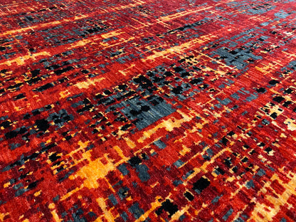 Moderner Teppich mit schwarz-rotem Muster aus quadratischen Linien und orangefarbenen Flecken