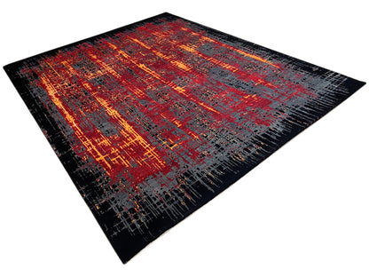 Moderner Teppich in Schwarz mit orange-roten Streifen und grauem Raster, diagonale Ansicht.