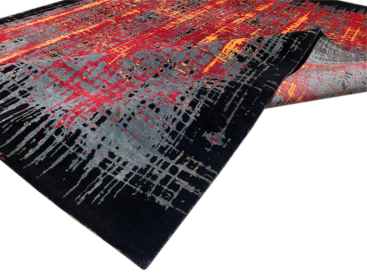 Moderner Teppich mit abstraktem Rastermuster, Rot-Orange-Verläufe und grauen Flächen auf Schwarz.