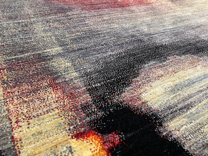 Nahaufnahme: Moderner Teppich mit dichter, feiner Textur und abstrakten Farbflecken in Grau/Beige
