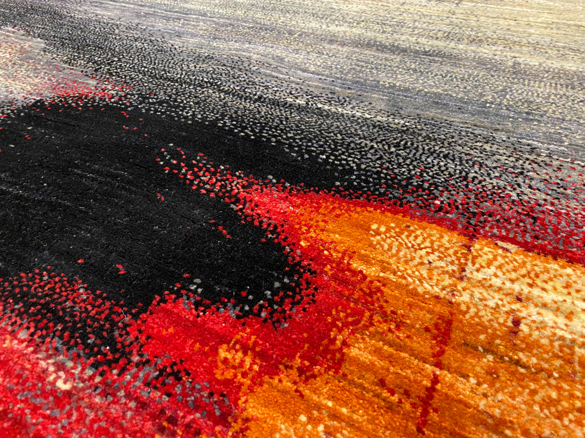 Detailansicht: Moderner Teppich mit orange-roten Farbflächen auf schwarzem Untergrund, 297×242 cm
