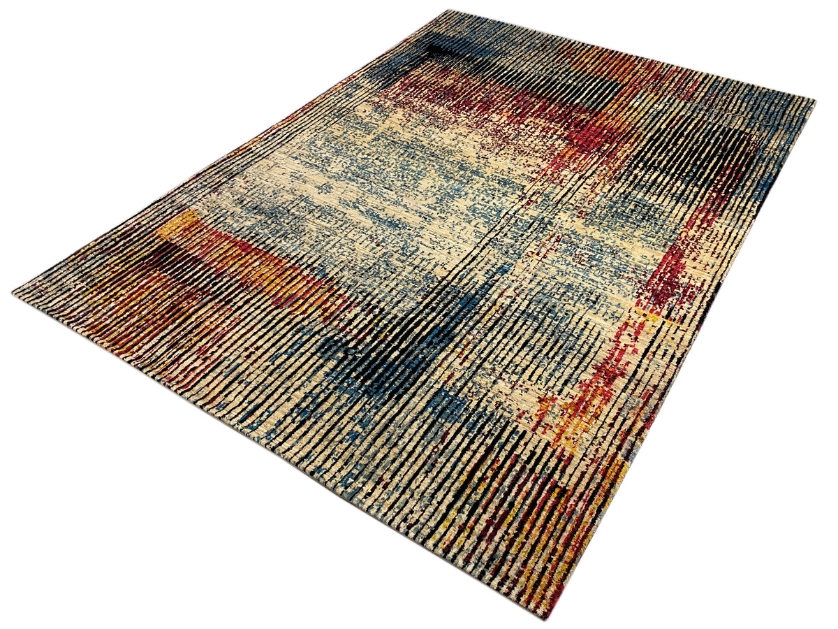 Moderner Teppich in schräger Perspektive mit buntem Patchwork- und Streifenmuster