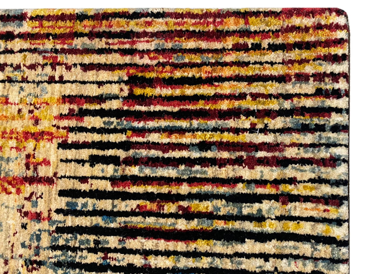 Moderner Teppich im Nahbereich: horizontale Streifenoptik in Beige, Blau, Rot und Dunkelgrau