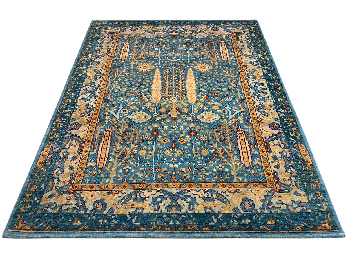 Teppich mit hellblauem Hintergrund, stilisierten Floralmotiven und mehrteiliger Bordüre