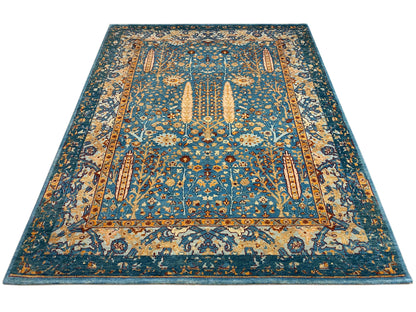 Teppich mit hellblauem Hintergrund, stilisierten Floralmotiven und mehrteiliger Bordüre