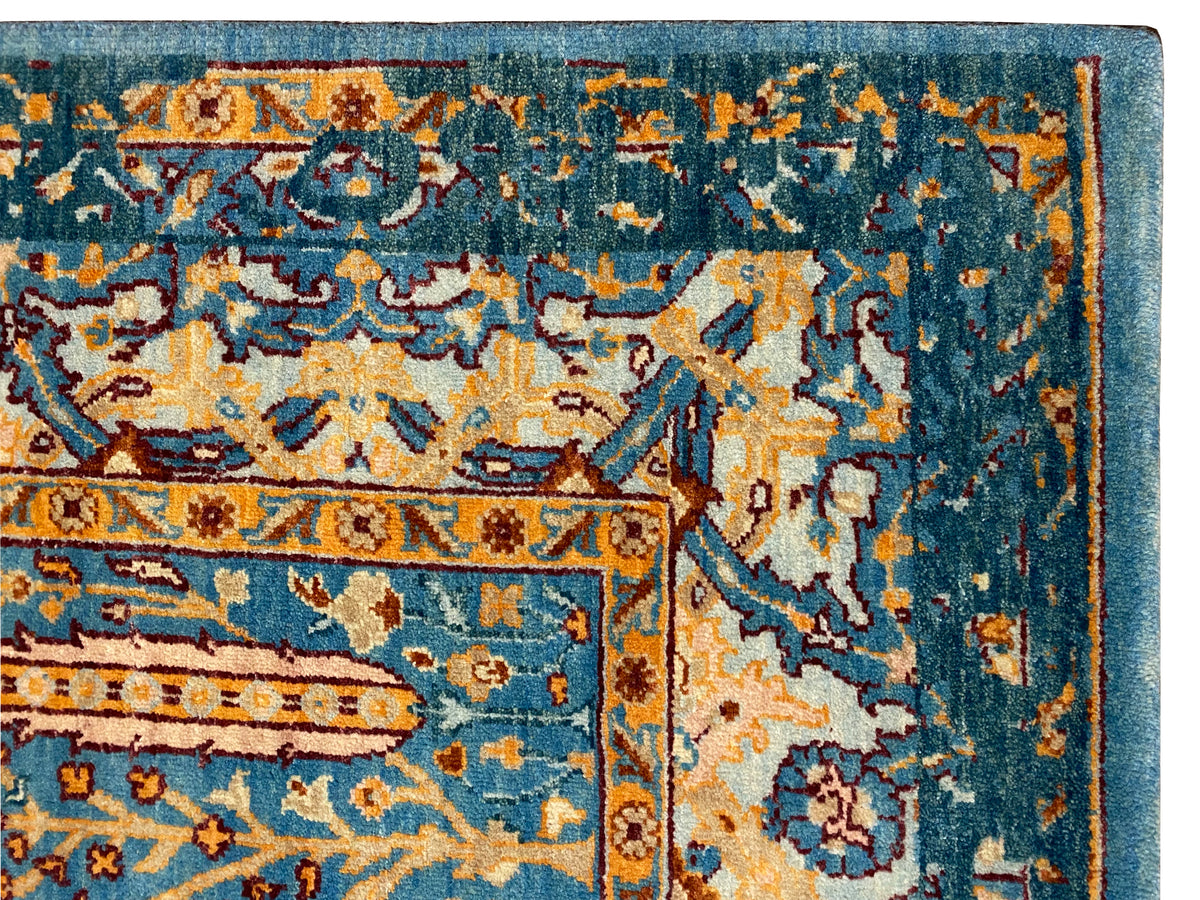 Teppich mit blau-orangenem Ornamente-Muster und dekorativer Bordüre in rechteckiger Form