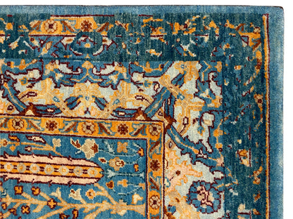Teppich mit blau-orangenem Ornamente-Muster und dekorativer Bordüre in rechteckiger Form