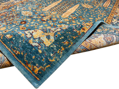Teppich-Ecke im Detail: blaues Muster, eingearbeitete Kanten und mehrfarbige Bordüre