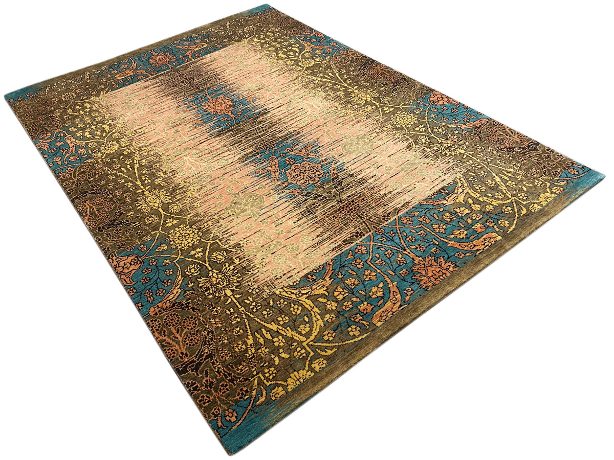 Moderner Teppich in Gold-Braun mit türkisblauen Details und abstraktem Zonenmuster.