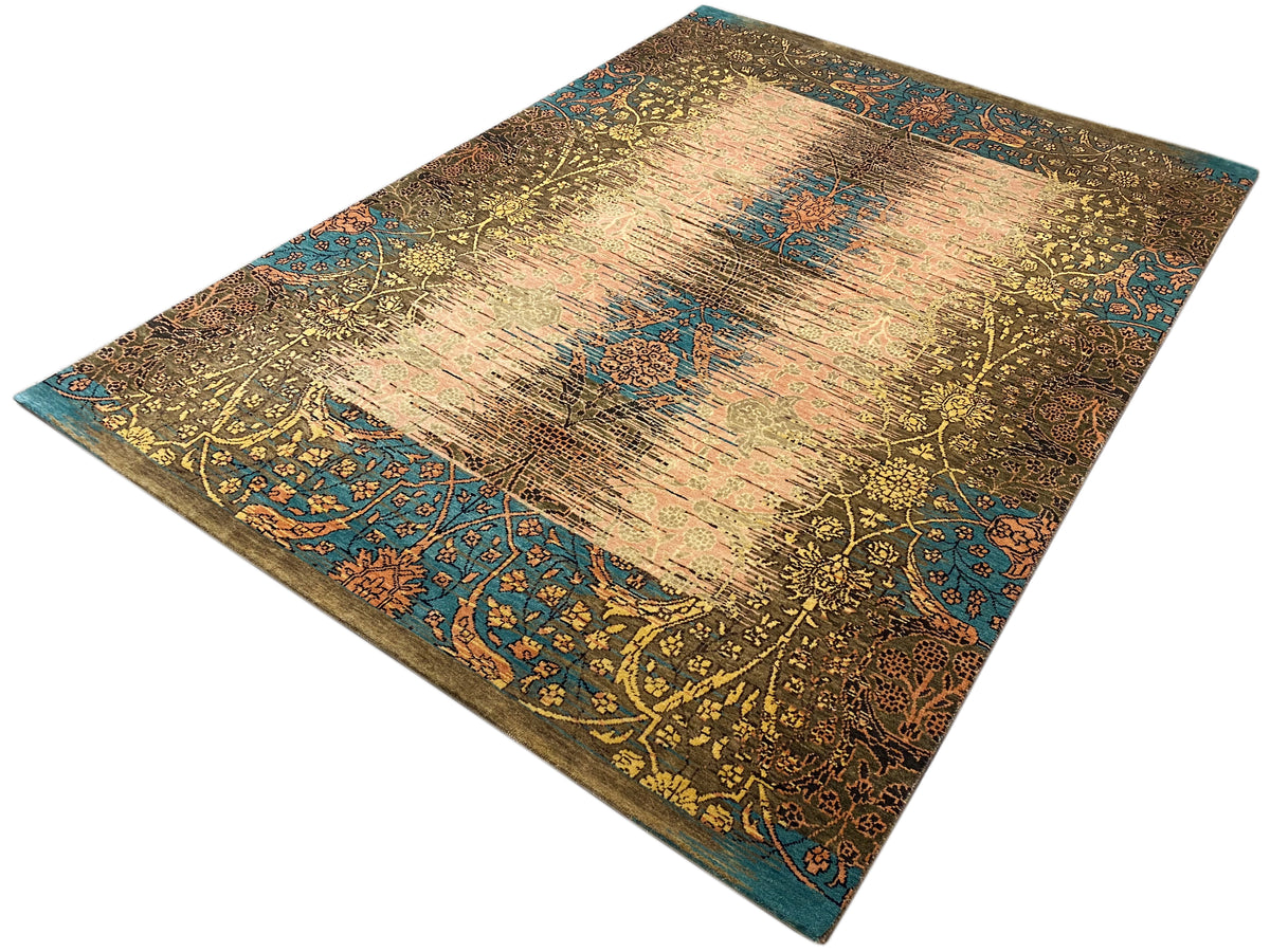 Rechteckiger Moderner Teppich mit gedämpften Farben: Gold, Braun, Türkis und Rosa.