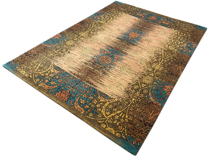 Rechteckiger Moderner Teppich mit gedämpften Farben: Gold, Braun, Türkis und Rosa.