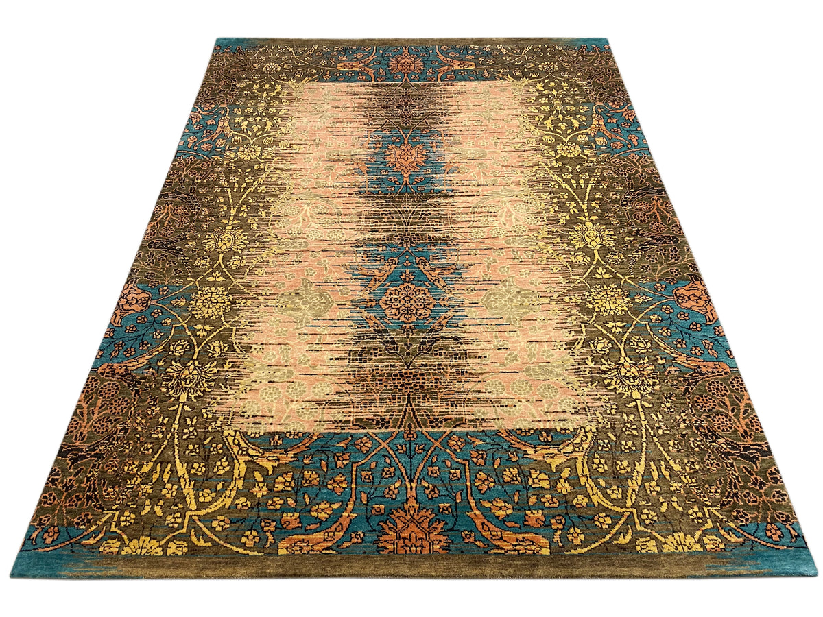 Moderner Teppich mit zentralem Ornament, goldbraunem Grund und türkisen Rändern.