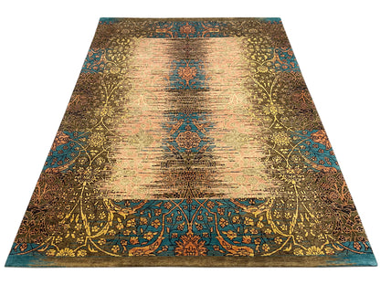 Moderner Teppich mit zentralem Ornament, goldbraunem Grund und türkisen Rändern.