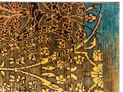 Teppich-Ausschnitt mit dichtem Ornamentmuster in Orange, Braun und Türkis auf Flor.
