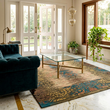 Moderner rechteckiger Teppich mit ornamentiertem Muster, im Wohnraum vor Sofa sichtbar.