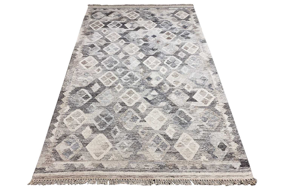 Dhurri/Kelim rug with an abstract diamond and square pattern in light gray and cream, fringes