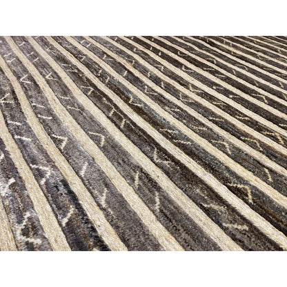 Detail view: rug with diagonal stripes and contrasting triangles