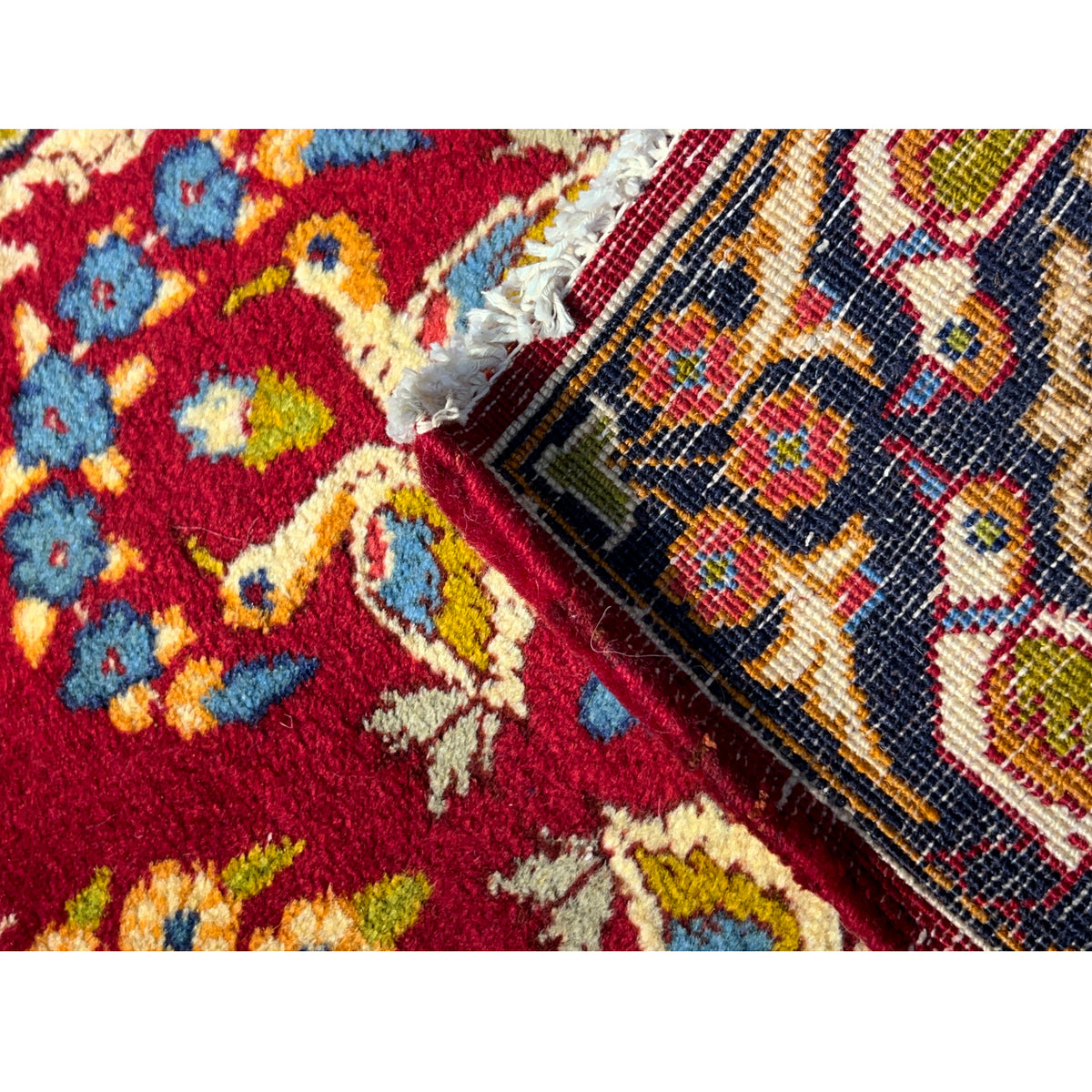 Nook rug: knotted texture, fringed edge and colorful patterns in red and blue
