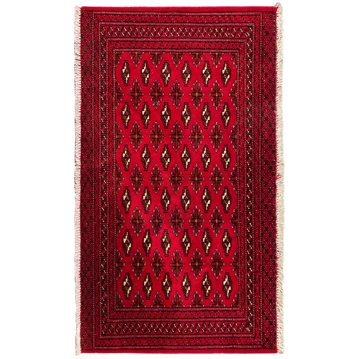 Rotbrauner Turkmen Teppich mit geometrischem Muster und Fransen an den Kanten